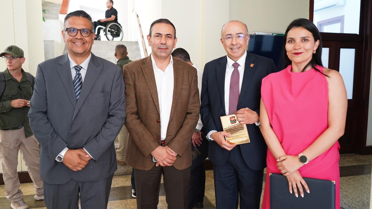 Reconocimiento al Rector por el aporte de la Universidad a la región